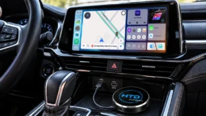 Cần thay ảnh: ảnh thật của HTD chụp Android Box và cáp USB cắm vào cổng USB hỗ trợ CarPlay/Android Auto của xe, nhìn rõ đầu cắm.