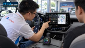 Kỹ thuật viên hướng dẫn kiểm tra xe mới có Apple CarPlay