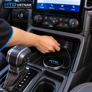 Cắm cáp Type-C từ Android Box HTD D14 Ultra ADAS vào cổng USB của Ford Ranger