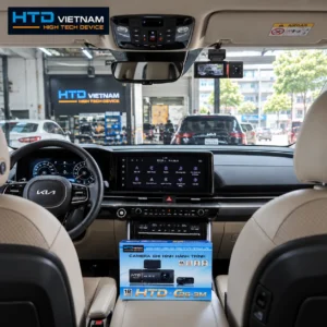 Camera hành trình HTD C26 3M lắp trên kính chắn gió Kia Carnival, hộp sản phẩm đặt trong khoang xe