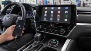 Kỹ thuật viên HTD kiểm tra Android Auto có dây trên màn hình zin ô tô trước khi lựa chọn thiết bị nâng cấp phù hợp.