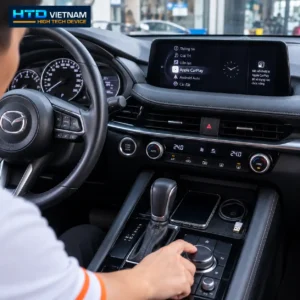 Kỹ thuật viên kiểm tra Apple CarPlay, Android Auto và núm xoay Mazda Connect trước khi lắp Android Box HTD cho Mazda 3