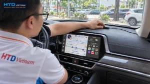 Kỹ thuật viên HTD kiểm tra vị trí anten GPS rời của Android Box D12SE New trên ô tô