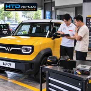 Kỹ thuật viên HTD Việt Nam tư vấn lựa chọn phụ kiện nâng cấp VinFast VF3 màu vàng tại trung tâm lắp đặt chuyên nghiệp