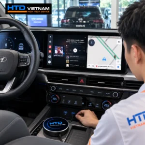 Kỹ thuật viên HTD kiểm tra Android Box D14 Ultra New trên màn hình zin ô tô