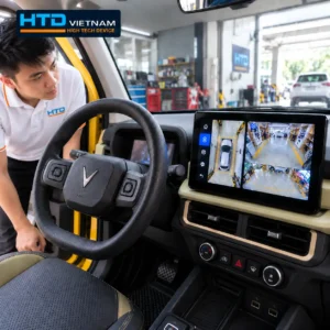 Kỹ thuật viên HTD kiểm tra hệ thống camera 360 trên màn hình VinFast VF3 sau khi hoàn tất lắp đặt