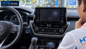 Kỹ thuật viên HTD kiểm tra màn hình zin ô tô đang khởi động lại và làm gián đoạn kết nối Android Box