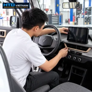 Kỹ thuật viên HTD kiểm tra và lắp MHU cho VinFast VF3 đúng kỹ thuật