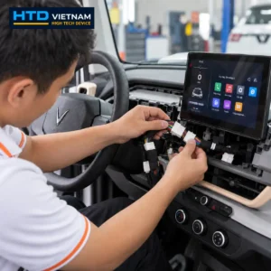 Kỹ thuật viên HTD lắp MHU MH-V2 trên VinFast VF3 bằng giắc kết nối theo xe, không cắt trích dây điện