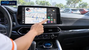 Kỹ thuật viên kiểm tra GPS và định vị bản đồ trên Android Box HTD D12S Pro tại màn hình zin ô tô