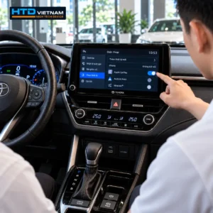 Kỹ thuật viên kiểm tra cài đặt Apple CarPlay trên màn hình zin của ô tô khi CarPlay không kết nối