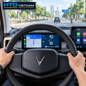 Màn hình ODO 01-VF3 phía sau vô-lăng VinFast VF3 hiển thị tốc độ, pin và bản đồ dẫn đường khi xe đang di chuyển