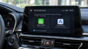 Màn hình zin của xe hiển thị biểu tượng Apple CarPlay hoặc Android Auto trong menu kết nối điện thoại