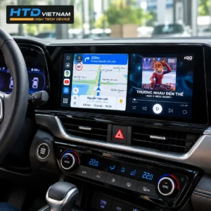 Màn hình zin ô tô sử dụng Android Box HTD hiển thị chia đôi bản đồ dẫn đường và ứng dụng nghe nhạc giải trí.