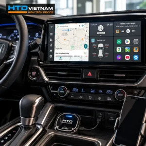 MiniBox HTD AP-168 lắp tại hộc trung tâm ô tô, hiển thị giao diện giải trí và Google Maps trên màn hình zin.