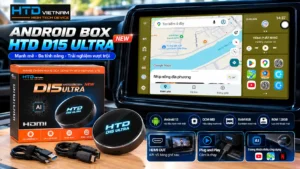 Android Box HTD đã cắm vào cổng USB trên xe, thấy rõ cổng cắm và màn hình zin đang chạy giao diện HTD Launcher