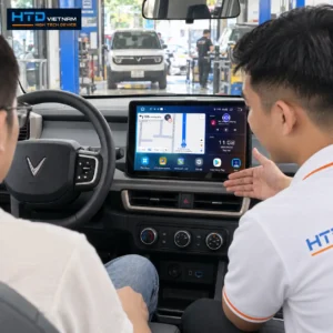 Kỹ thuật viên HTD Việt Nam hướng dẫn khách hàng sử dụng các tính năng màn hình sau nâng cấp, đảm bảo thao tác an toàn khi xe đang dừng đỗ